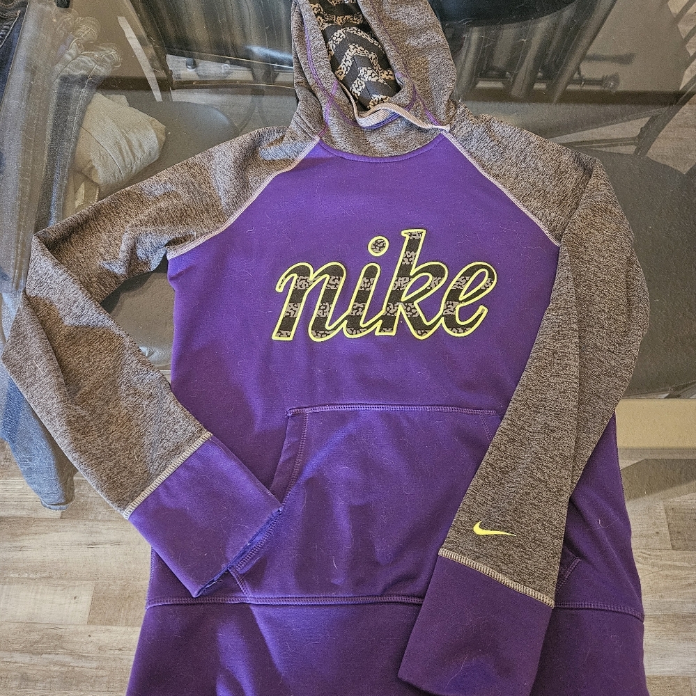 Nike girls Purple hoodie Adult Small